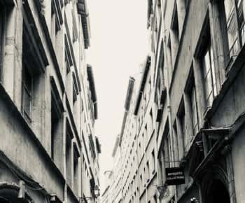 Lyon: Private Walking Tour of "Traboules" in the Old Town