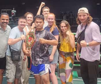 Phnom Penh: combate de kickboxing Kun Khmer en el Estadio Nacional de Televisión.