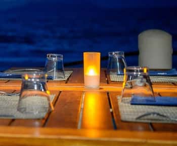 Pantelleria: tour nocturno privado en barco con aperitivo y cena