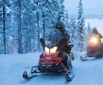 Kiruna: Guidad snöskotertur med kaffepaus