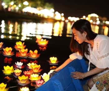 Hoi An : Tour en bateau de nuit sur la rivière des lanternes de fleurs flottantes