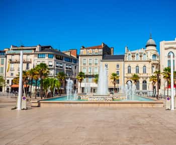 Pau: Express Walk with a Local