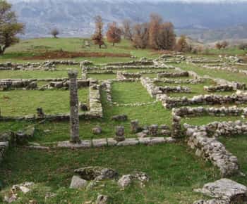 Scopri Antigonea in una fuga perfetta da Gjirokastra.