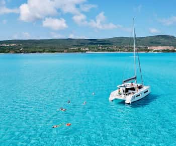 Stintino: Half-day catamaran tour to La Pelosa with aperitif
