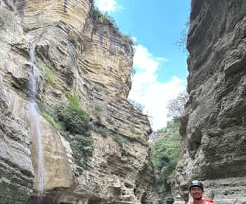 Canyon Osumi e Cachoeira Bogovë: nade, flutue e explore