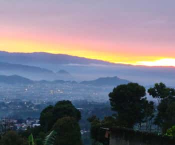 Start 10am Bandung Groepsreis Vulkaan, Watervallen, Warmwaterbronnen