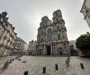 Rennes: Private Guided Walking Tour