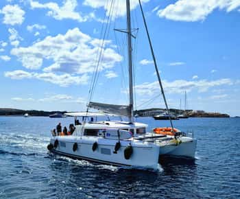 Athens: Riviera Catamaran Tour with Fresh Meal and Drinks