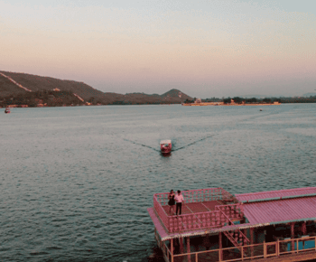 Luxury Boat ride, Havelis, Heritage Walk & High Tea