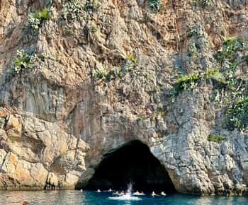 Nice: Cavernas de Mala, Villefranche e passeio de barco para mergulho com snorkel