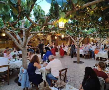 Rethymnon: Kreteńska noc z kolacją i muzyką na żywo