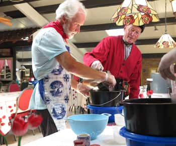 Volendam: 2.5-Hour Cheesemaking Workshop & Clog Making Tour