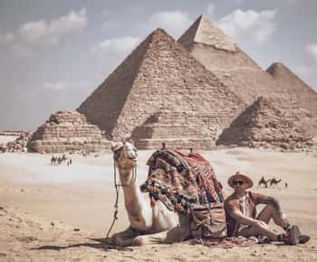 From Hurghada: Cairo Pyramids and Museum Day Trip by Flight