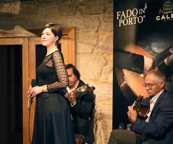 Oporto: Visita a la Bodega de Cálem, Espectáculo de Fado y Cata de Vinos