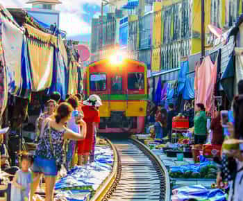 Bangkok: Maeklong Railway & Amphawa Floating Market Day Trip