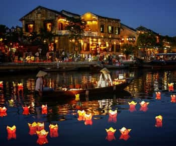 Hoi An : Hoai River Boat Trip by Night and Floating Lantern