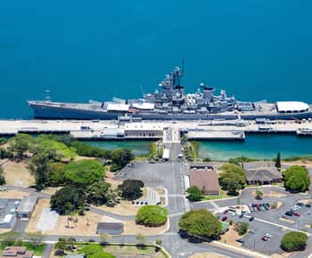 Pearl Harborin sotilaat USS Arizona ja USS Missouri