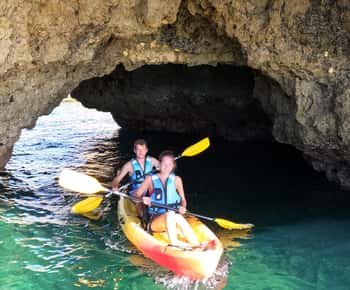 Albufeira: tour in kayak tra grotte e scogliere