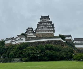 Himeji: Visita Guiada al Castillo de Himeji y al Acogedor Templo Engyoji