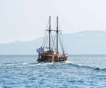 Santorini Port: 3 Hour Cruise to Volcano and Hot Springs