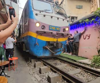 Street Food Tour with Train Street and Old Quarter