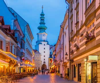 Bratislava: Slovakia Castle Photography Tour & Wine Tasting