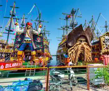 Alanya: Barca dei pirati con trasferimento, pranzo e bevande analcoliche