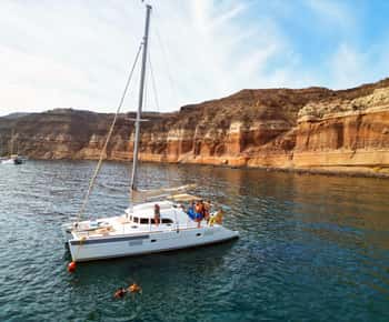 Santorini: Rejs katamaranem z greckim grillem i napojami