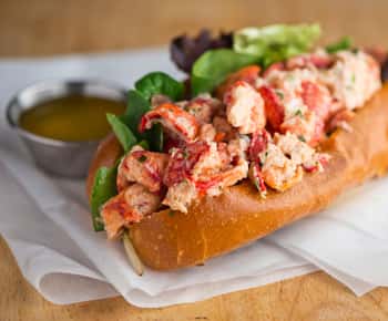 Boston: Seafood Tasting & Historical Walking Tour