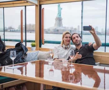 Manhattan: Statue and Skyline Cruise Aboard a Luxury Yacht