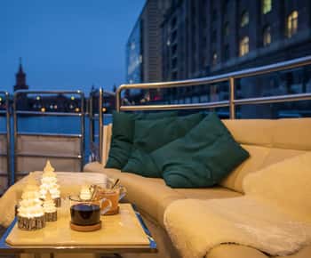 Berlin: Christmas Sightseeing Boat Tour