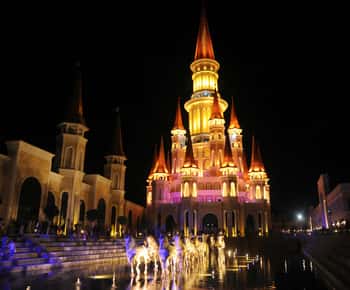 Side/Alanya Land of Legends Night Show con parata di barche