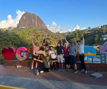 Medellín: Excursão a Guatapé com ingresso para a rocha Penol e passeio de barco