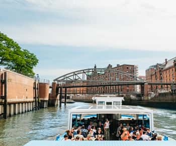 Hamburg: 2-Hour XXL Port of Hamburg Cruise Tour