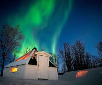 Tromsø: Schneemobil-Safari mit Übernachtung im Aurora Crystal Lavvo