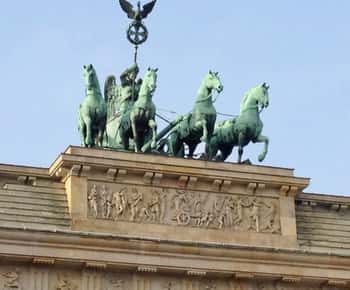 Private Taxi Tour through Berlin East and West and Kiez 4-6h