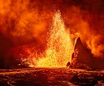 All-Inclusive: Volcanoes, Lava Tube & Black Sand Beach Tour