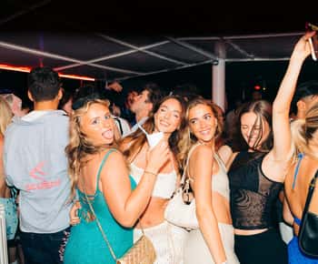 Split: Natbådfest med gratis shots, DJ og afterparty