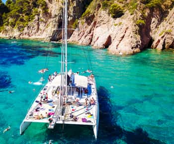 Lloret de Mar: Barbekü ve İçecekler Dahil Katamaran Yelken Turu