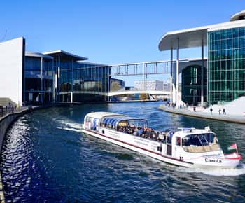 Berlin: 1-stündige Bootstour mit regensicherem Panoramadach und Guide