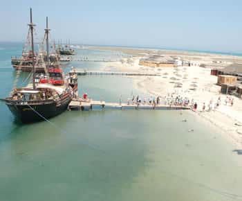 Djerba: Pirate Boat Adventure, Swimming, Buffet & Live Show