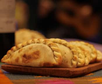 Argentine folklore class: rhythm, songs, and flavors
