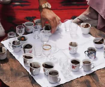 Esperienza tradizionale del caffè macinato a pietra a Gjirokastra