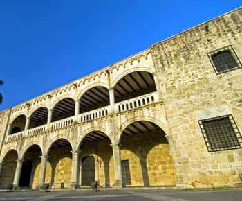 Conhece a Zona Colonial, o Farol de Colombo e o Parque Nacional Los 3 Ojos.