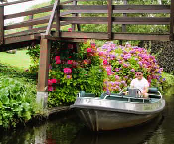 Giethoorn: 2 Hours 8 persons boat steeringwheel + cushions