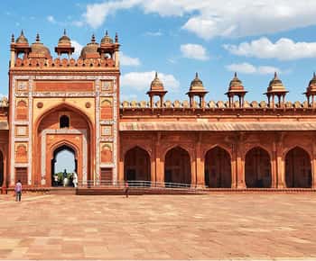 From Agra to Jaipur by Cab via Fatehpur Sikri and Abhaneri