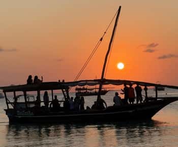 Zanzibar: Crociera in barca a vela con Dhow tradizionale al tramonto