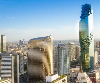 Bangkokissa: Mahanakhon Skywalk auringonlaskun lippu valokuvan kanssa.