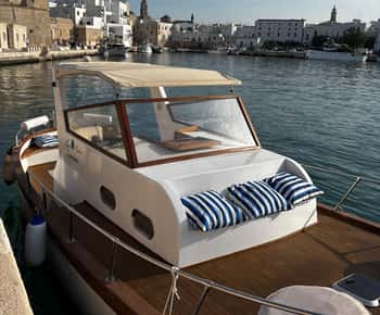 Excursion en gozzo en bois avec apéritif vers la magnifique côte de Polignano