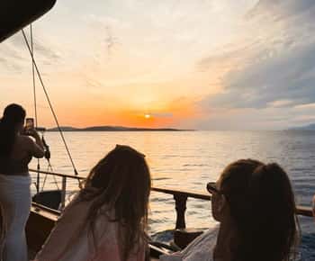 Mykonos: Bootsfahrt bei Sonnenuntergang mit leichtem Abendessen und Getränken